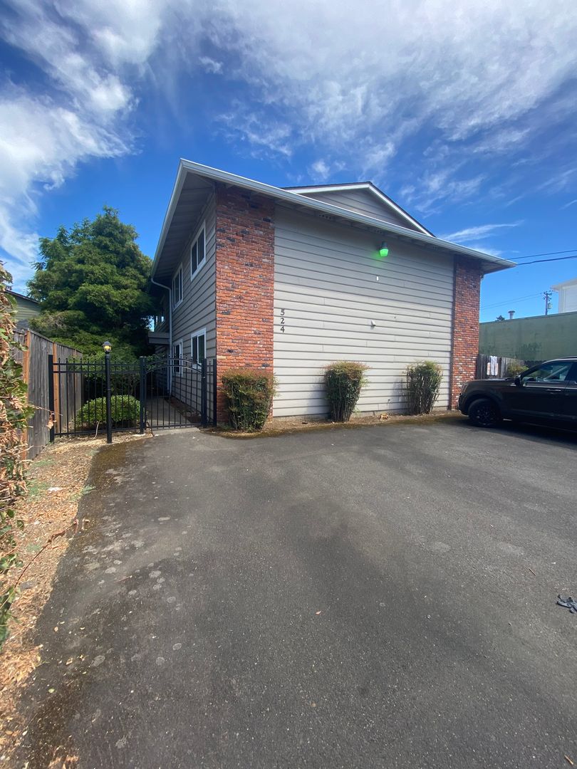 Portland Apartment: 524 NE 79th Ave