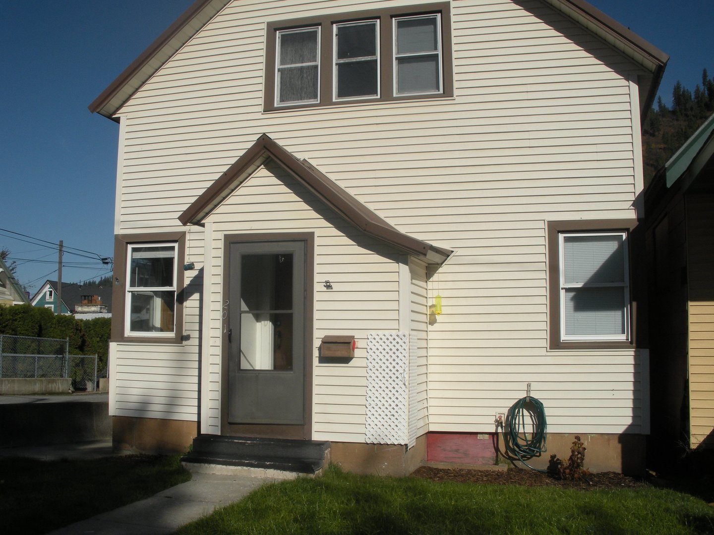 Wallace House: 201 River Street