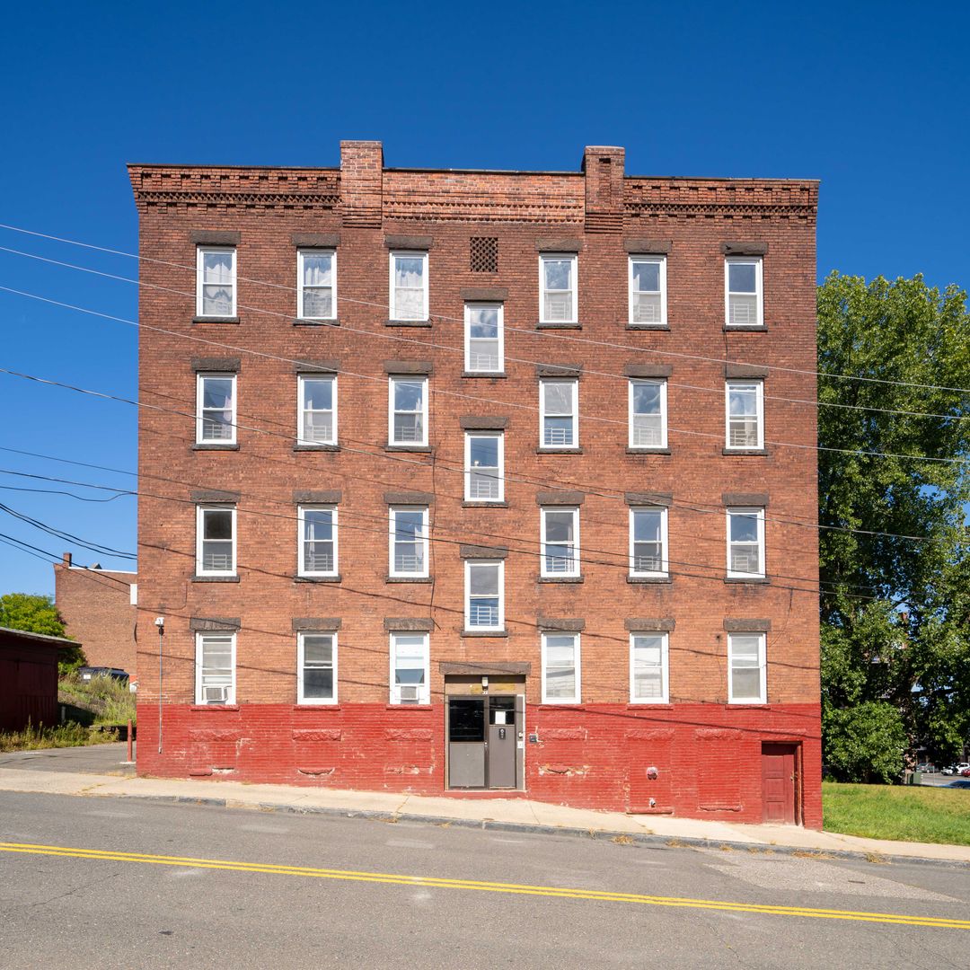Holyoke Apartment: 7 Franklin Street