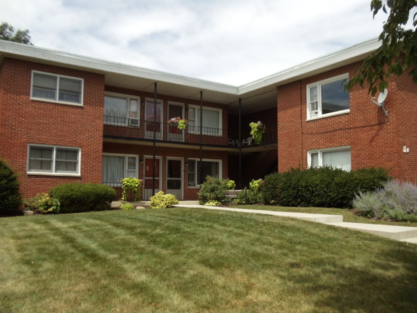 Joliet Apartment: 5 N Broadway Street