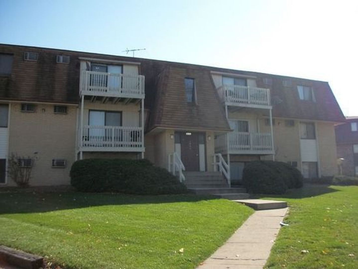 Crest Hill Apartment: 1448 Pioneer Road