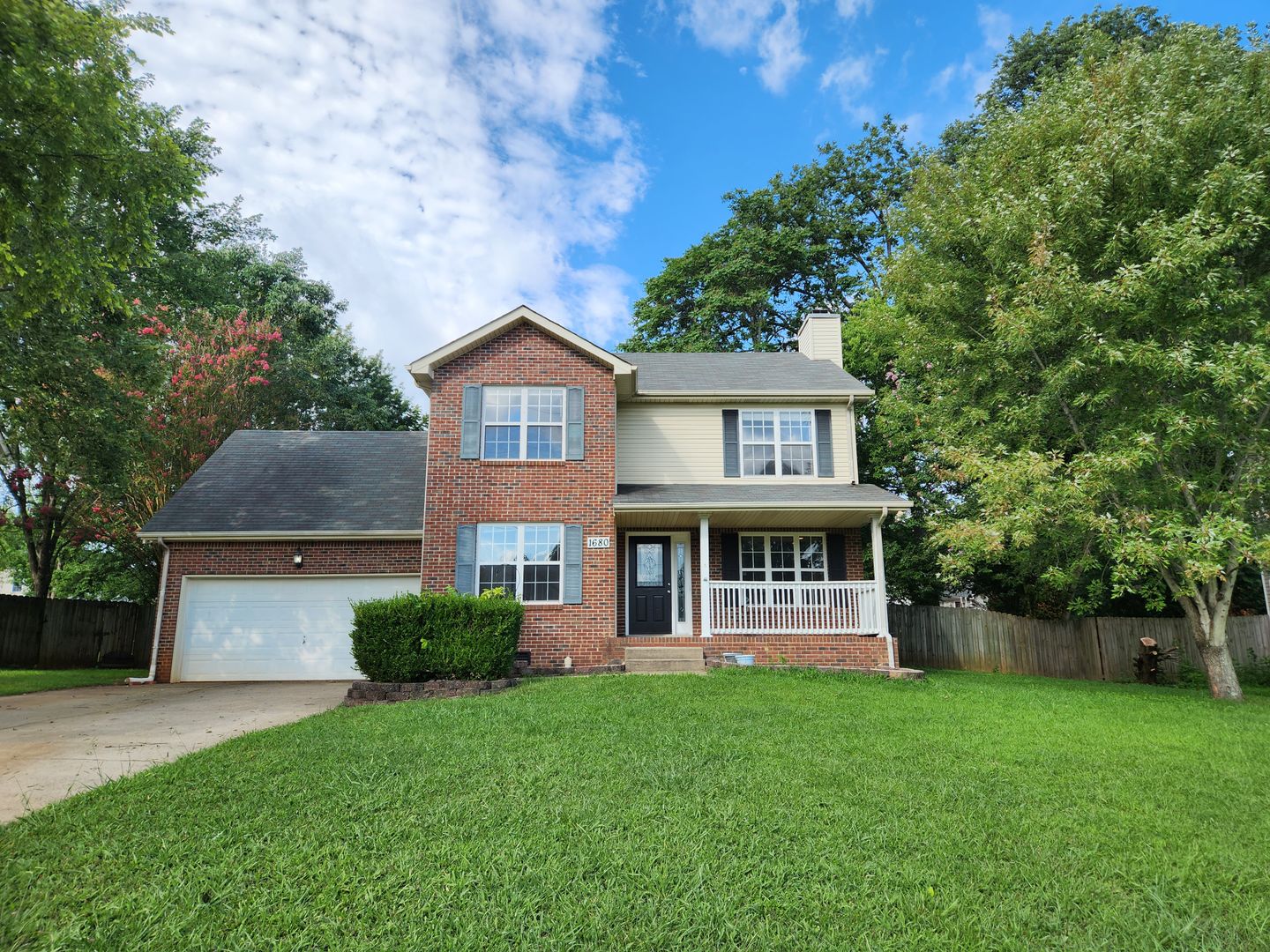 Clarksville House: 1680 Barrywood Circle East