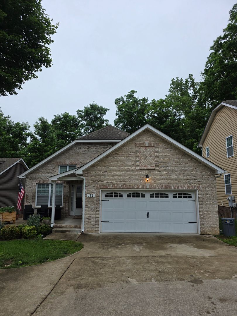Clarksville House: 172 Porters Bluff Rd.