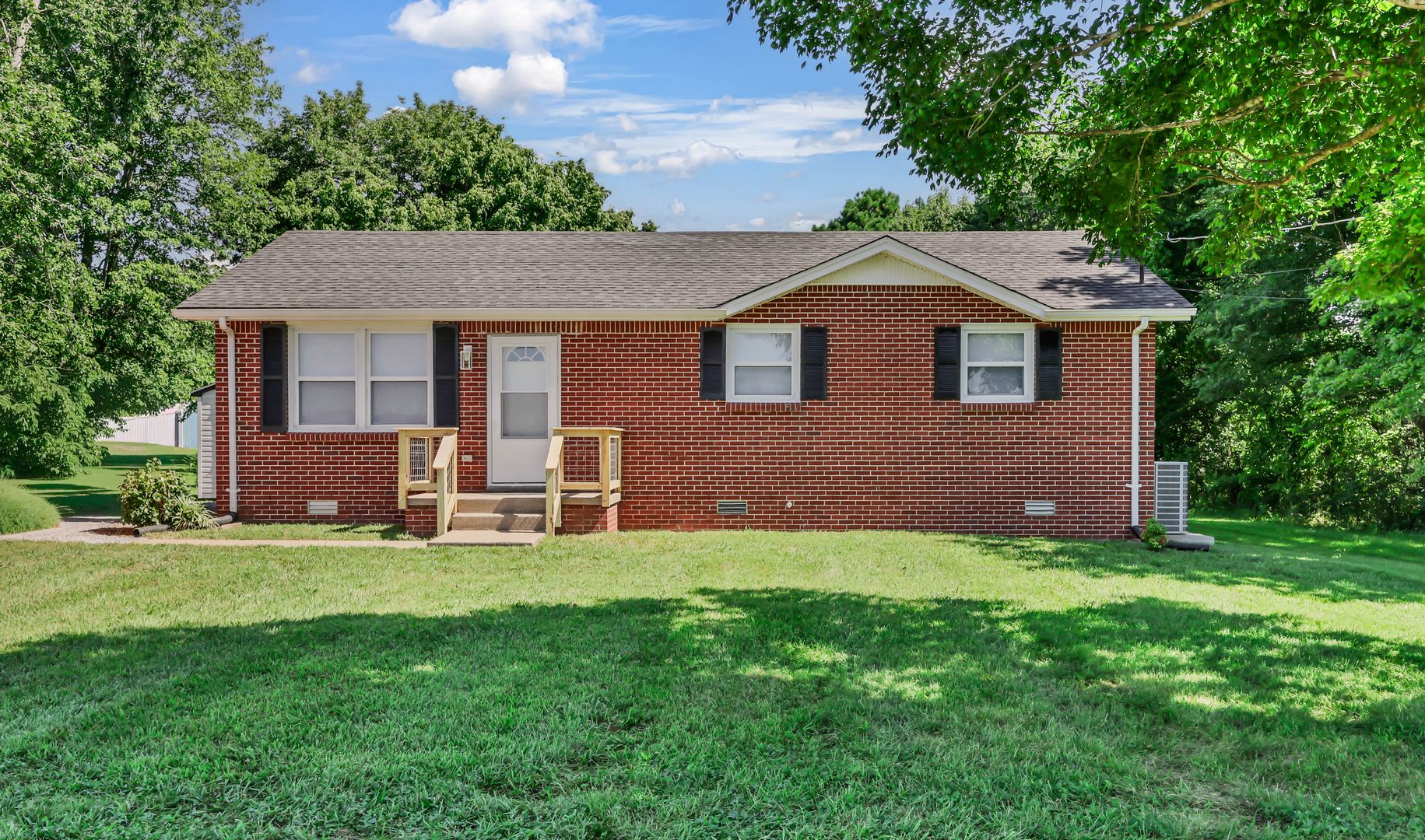 Dover House: 2459 Highway 79