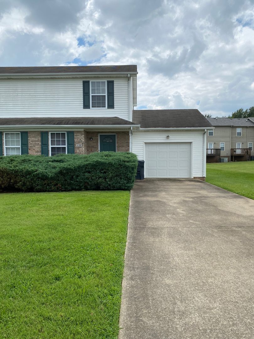 Oak Grove House: 824 Flyer Court