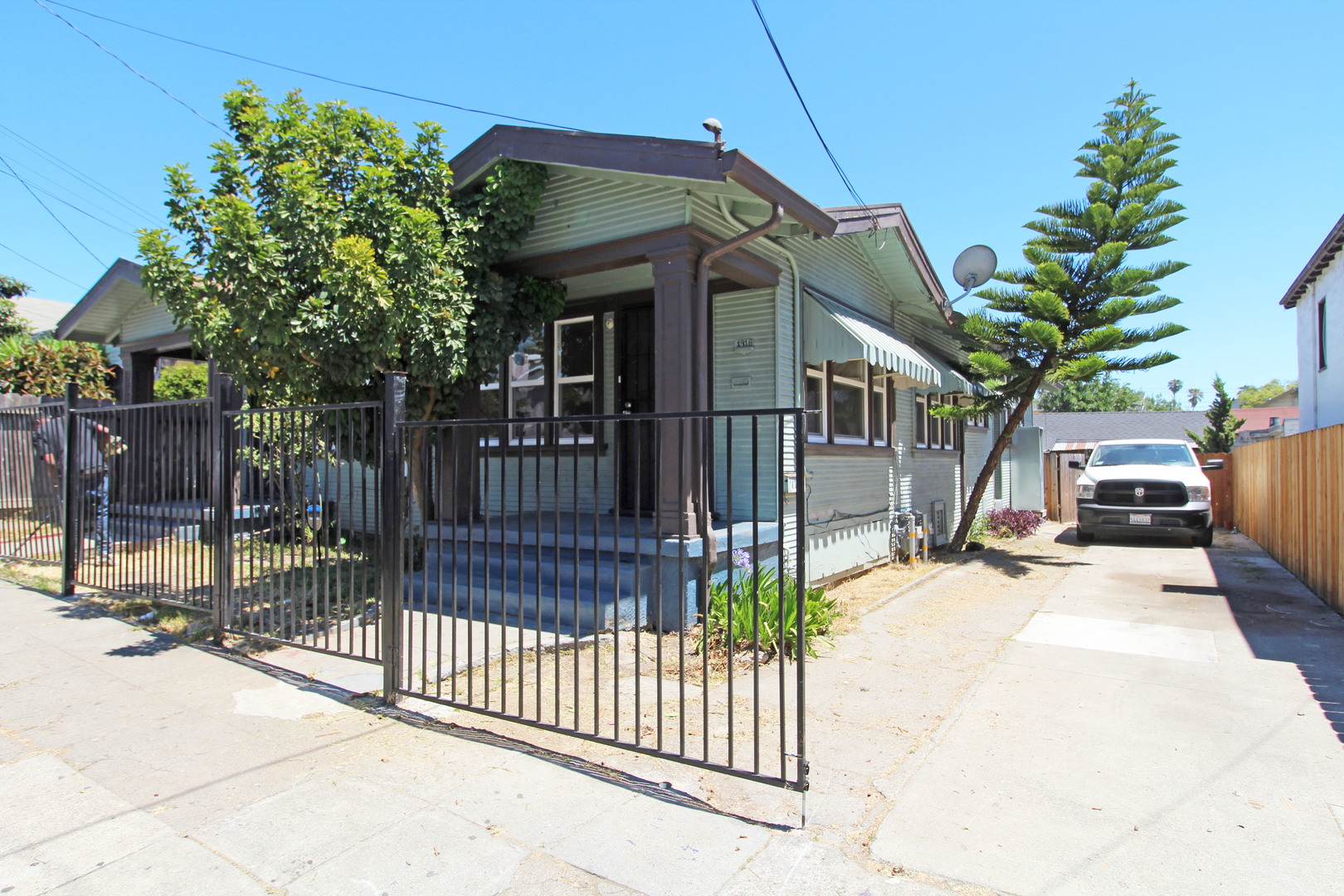Oakland Apartment: 1916 - 1920 Crosby Ave