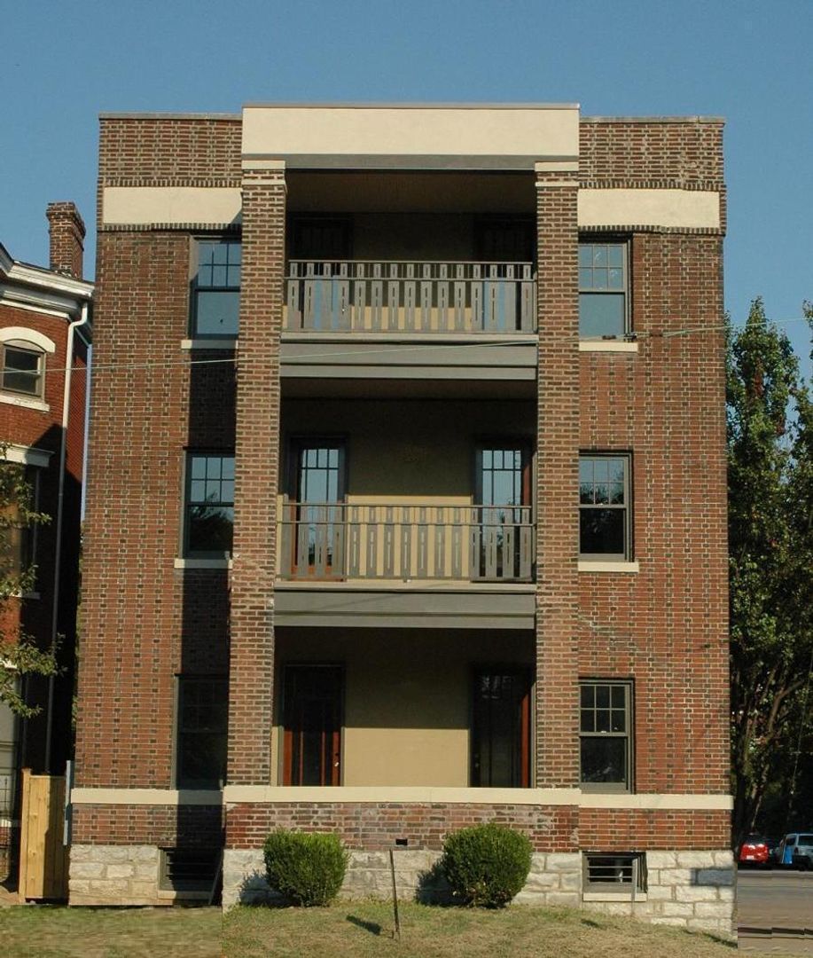 Louisville Apartment: 105 E Oak St