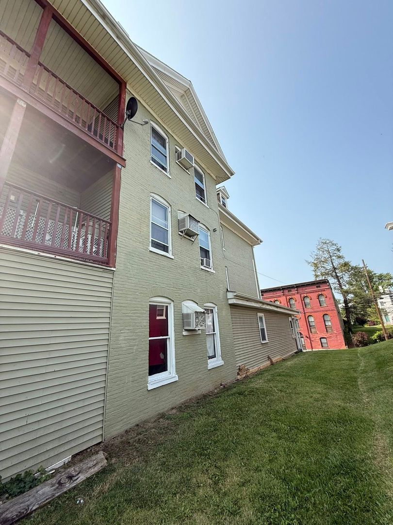 Hagerstown Apartment: 428 W Washington St.