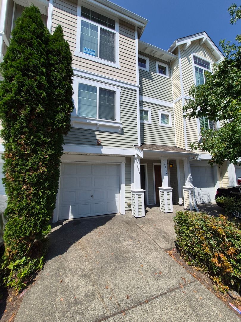 Puyallup Townhome: 17814 75th Ave E