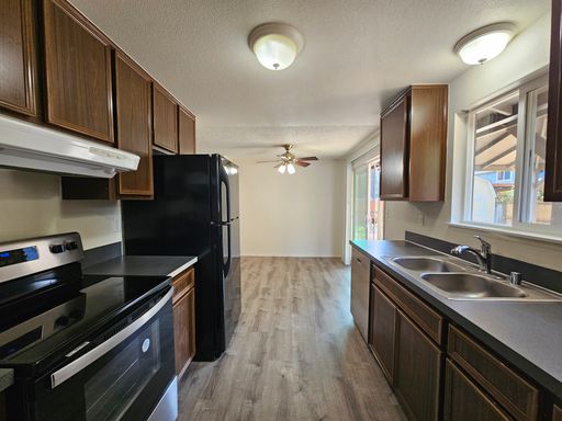 3-bedroom Duplex with Fenced Backyard