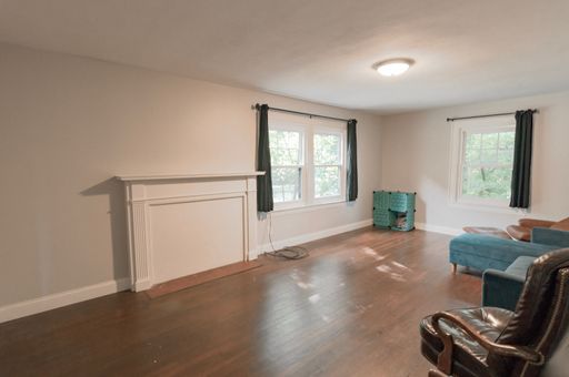 3 Bed / 1 Bath Near Collegetown with Parking – photo 1