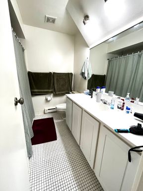 Renovated 1-Bedroom Bliss near Cornell | University Park – photo 1