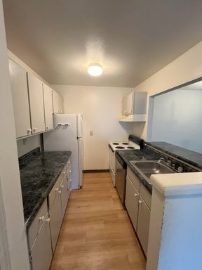 2-Bedroom, 1-Bath Apartment near Cornell | University Park – photo 1