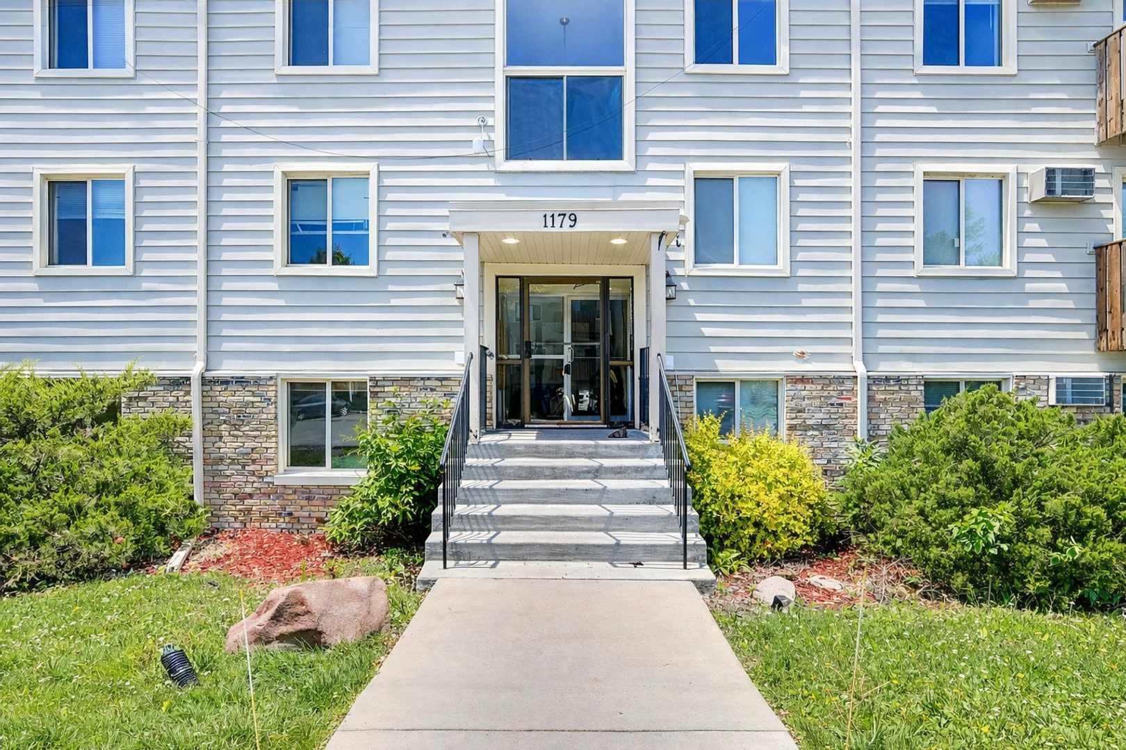 Forest Lake Apartment: 1179 N Shore Dr