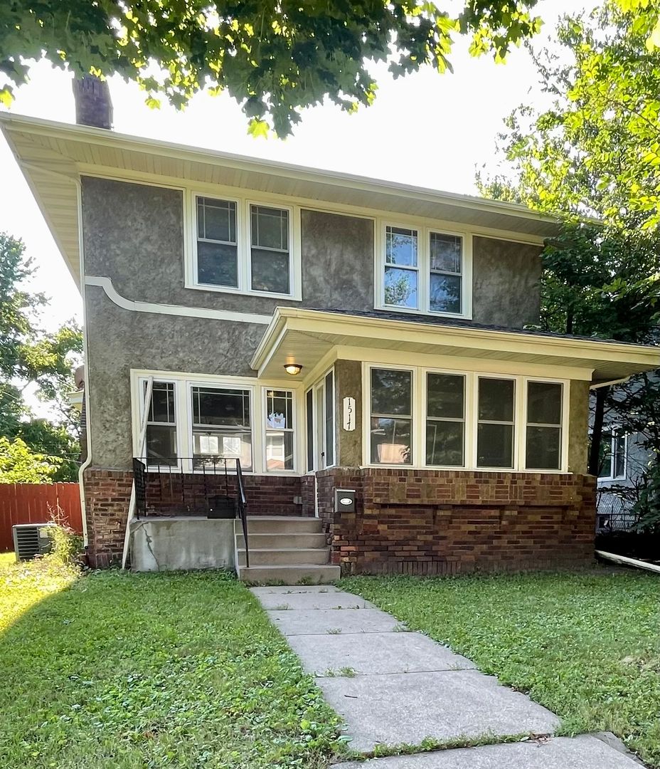 Immediate Move In or Nov 1st Beautiful 3 Bedroom Single Family Home- Fenced in Yard- Immediate Move In