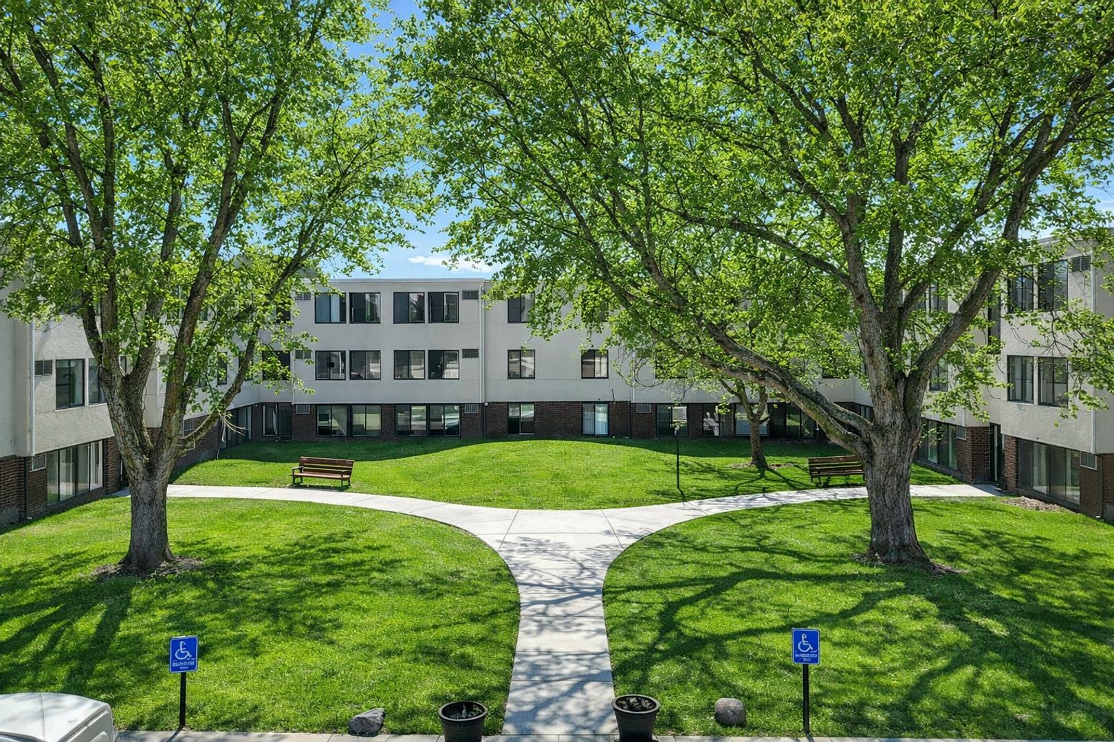 Forest Lake Apartment: 1001 7th Ave SW