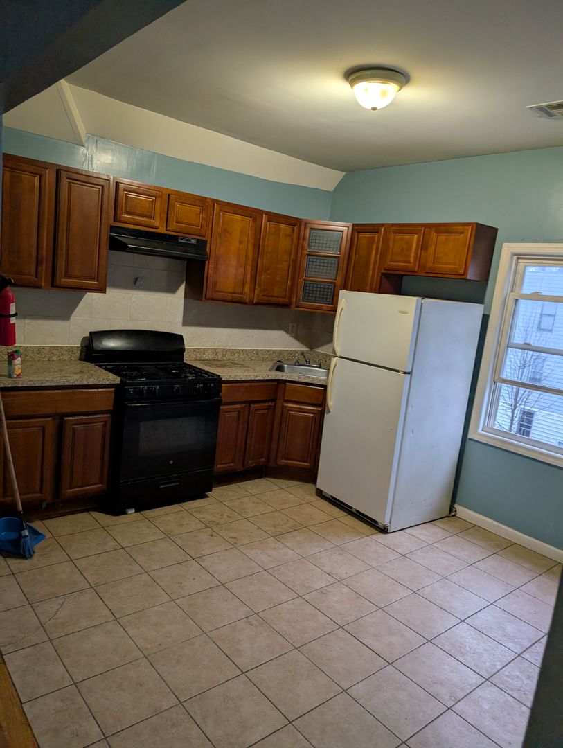 Newark Apartment: 42 Fabyan place