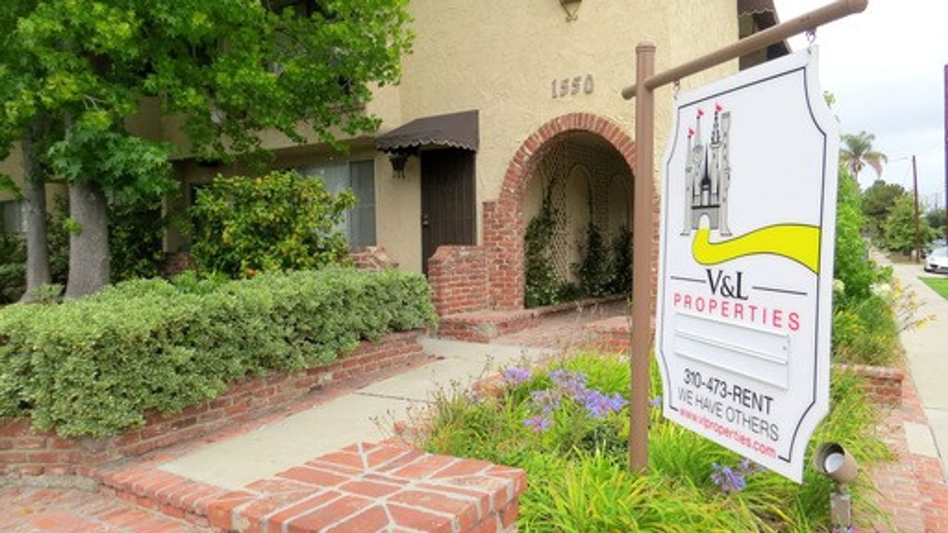 Los Angeles Apartment: 1550 Centinela Ave.,