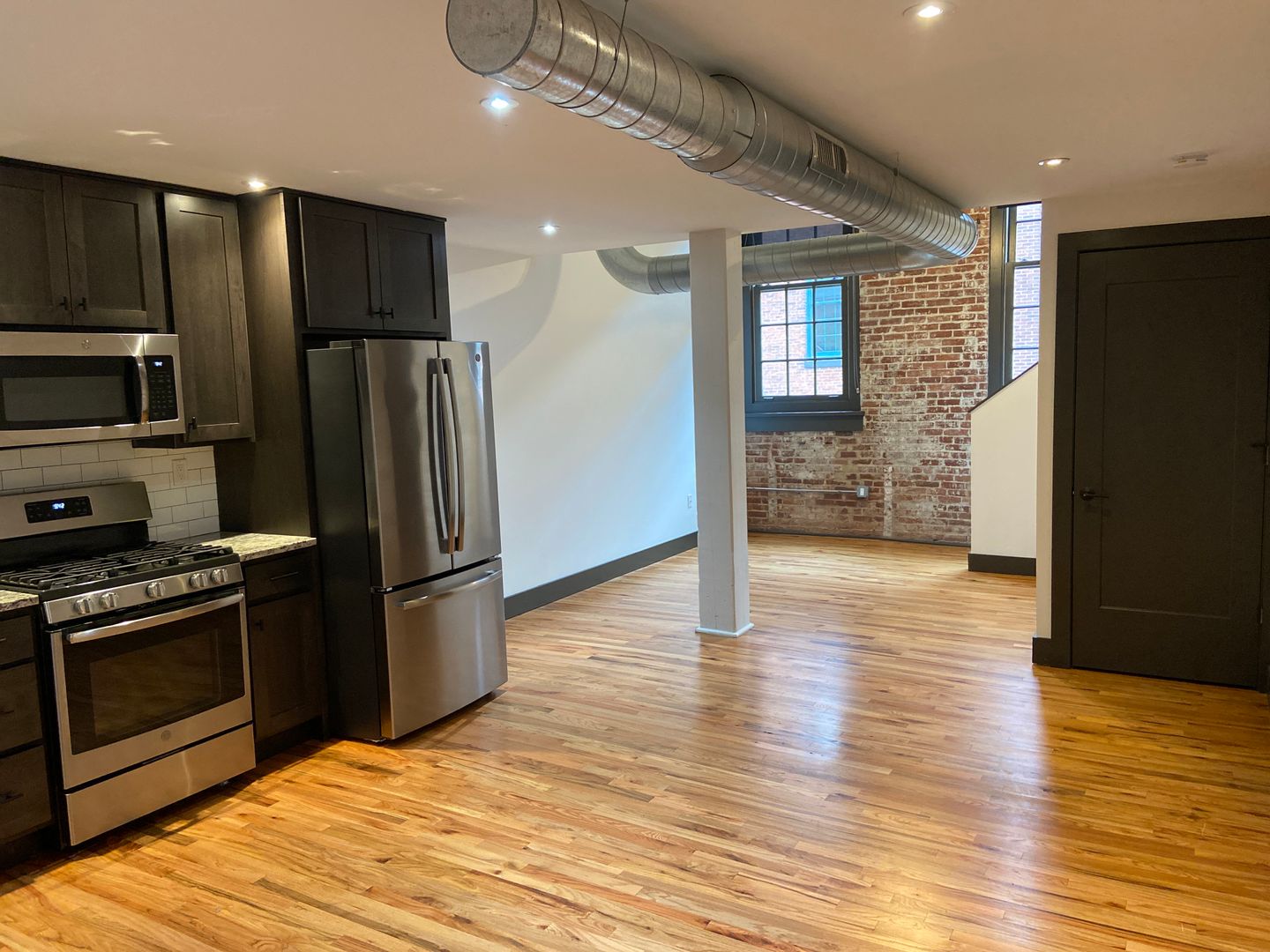 Easton Apartment: 1280 Simon Blvd