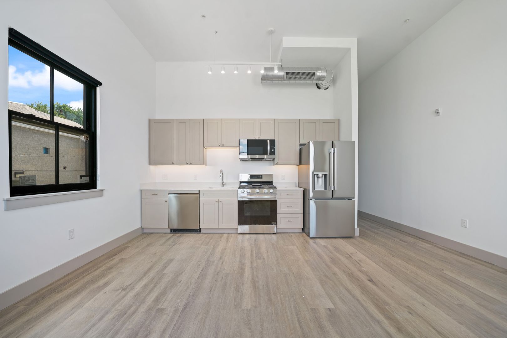 Easton Apartment: 684 Northampton Street