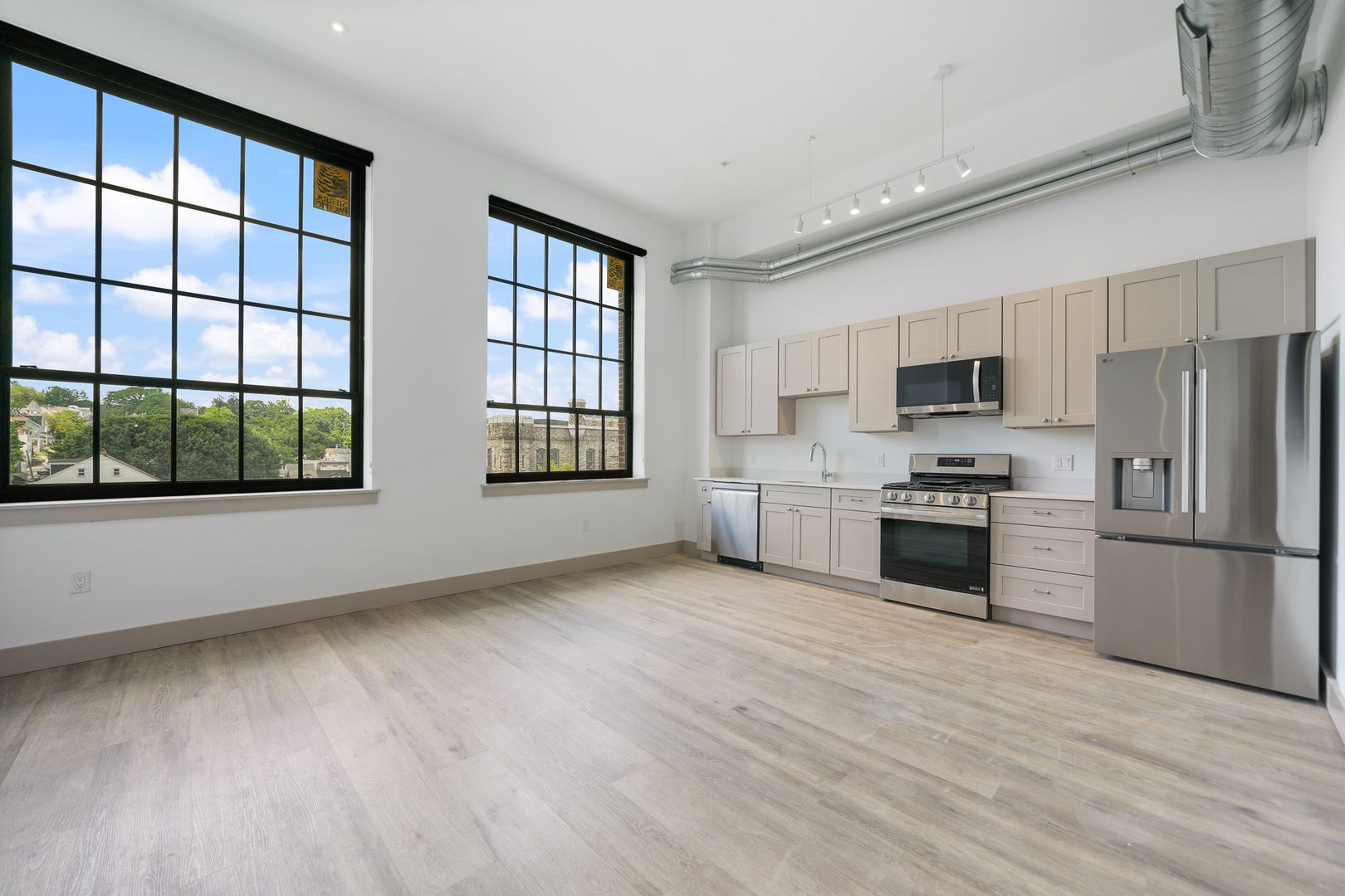 Easton Apartment: 684 Northampton Street