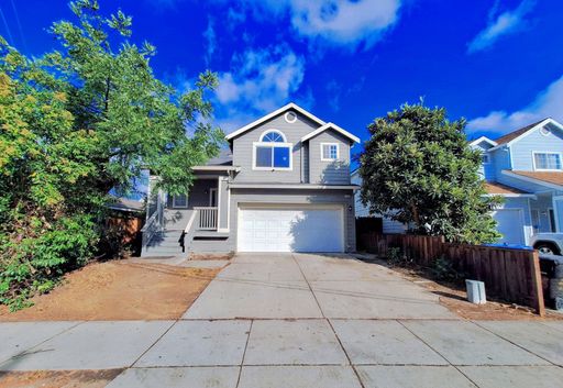 Beautiful Tri-level 4bd House w/Attached Garage & Low Maintenance Yards – photo 1