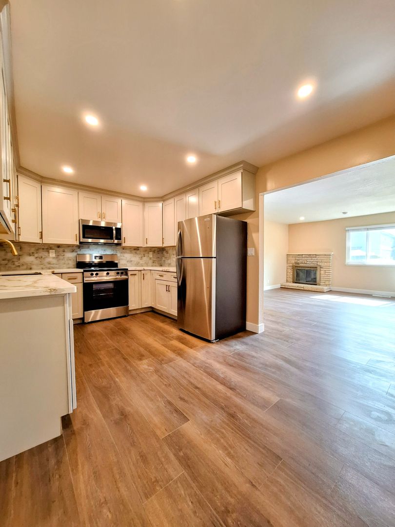 Santa Clara Apartment: 890 Burbank Dr #1