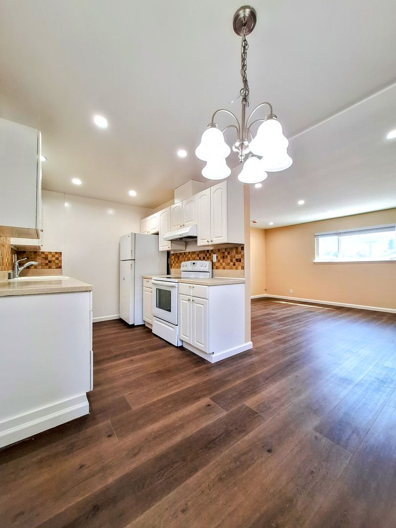 Santa Clara Apartment: 890 Burbank Dr.