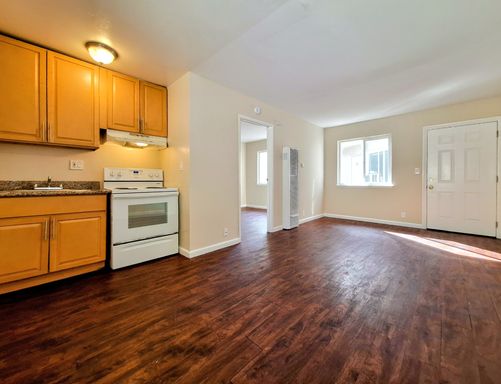 Spacious Second Floor 1bd Remodeled Apartment - Includes Parking & Laundry On-site – photo 1