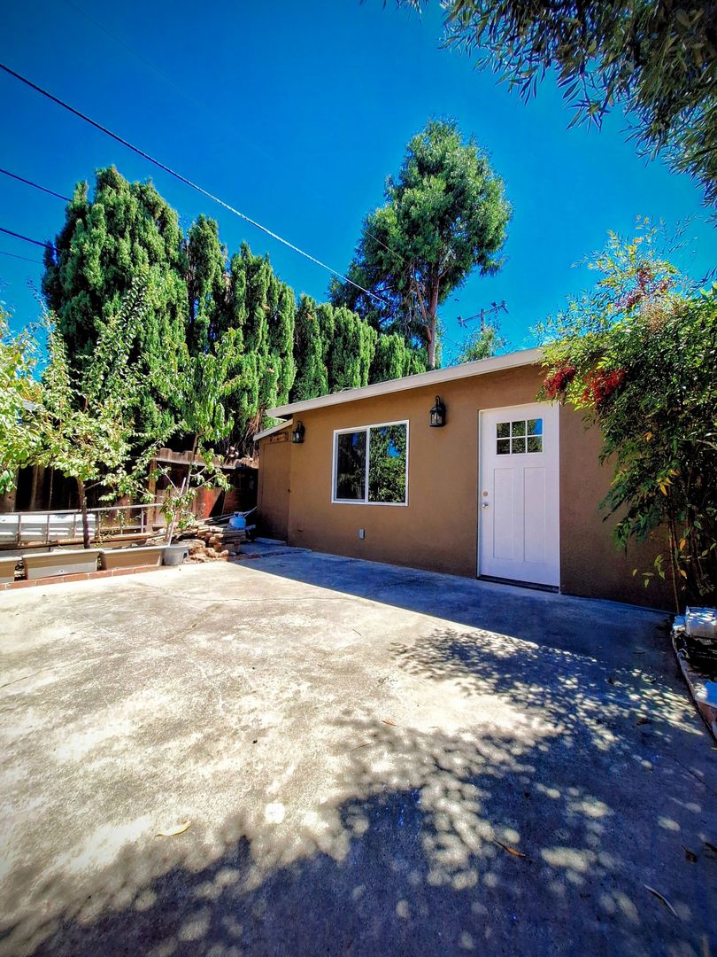 San Jose House: 682 S. Genevieve Ave "B"