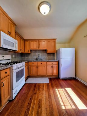 Charming 1bd Secon Floor Duplex w/Off-Street Parking & Accepting Cats! – photo 1