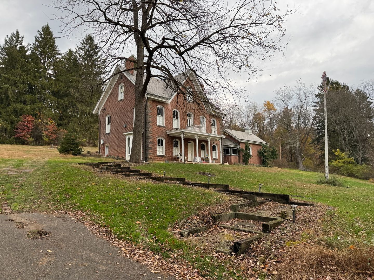 Evans City House: 207 Seneca School Rd