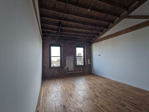 Top Floor Studio with Vaulted Ceiling and Water Access. – photo 1