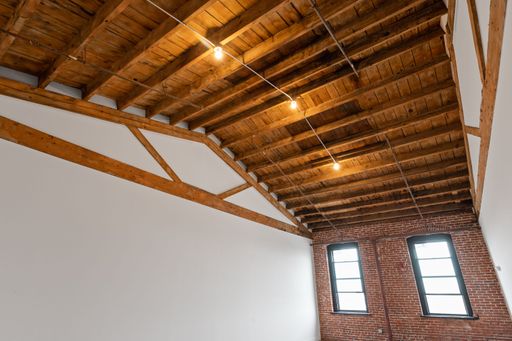 Top floor studio with vaulted ceiling – photo 1