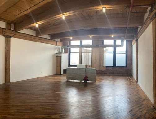 Modern 2nd Floor Studio with Ample Natural Light – photo 1