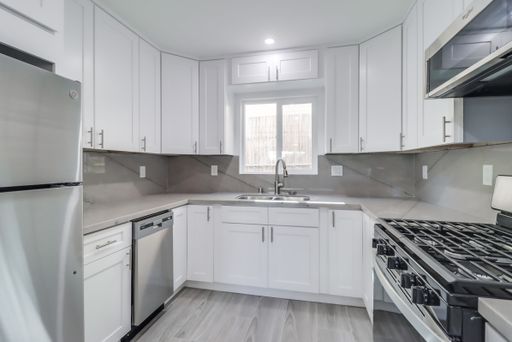 Move In Promotion! 2 Bedroom/1 Bathroom Remodeled Apartment - Ocean Beach – photo 1