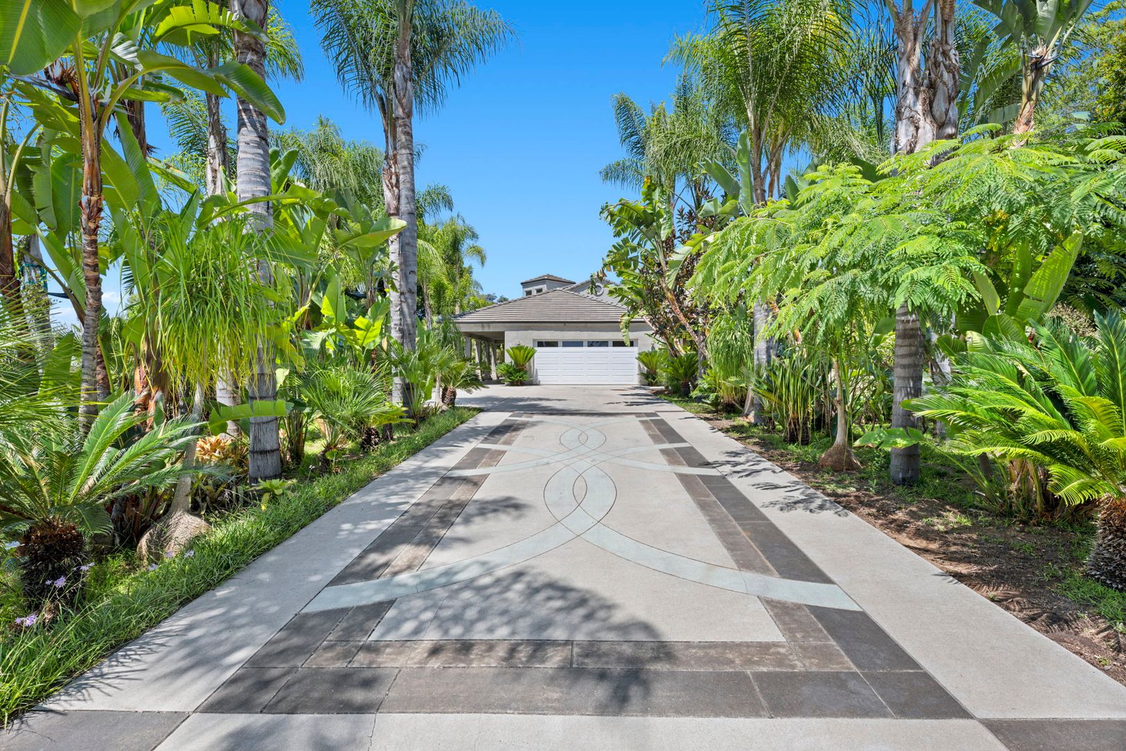 Fallbrook House: 210 North Stage Coach Lane