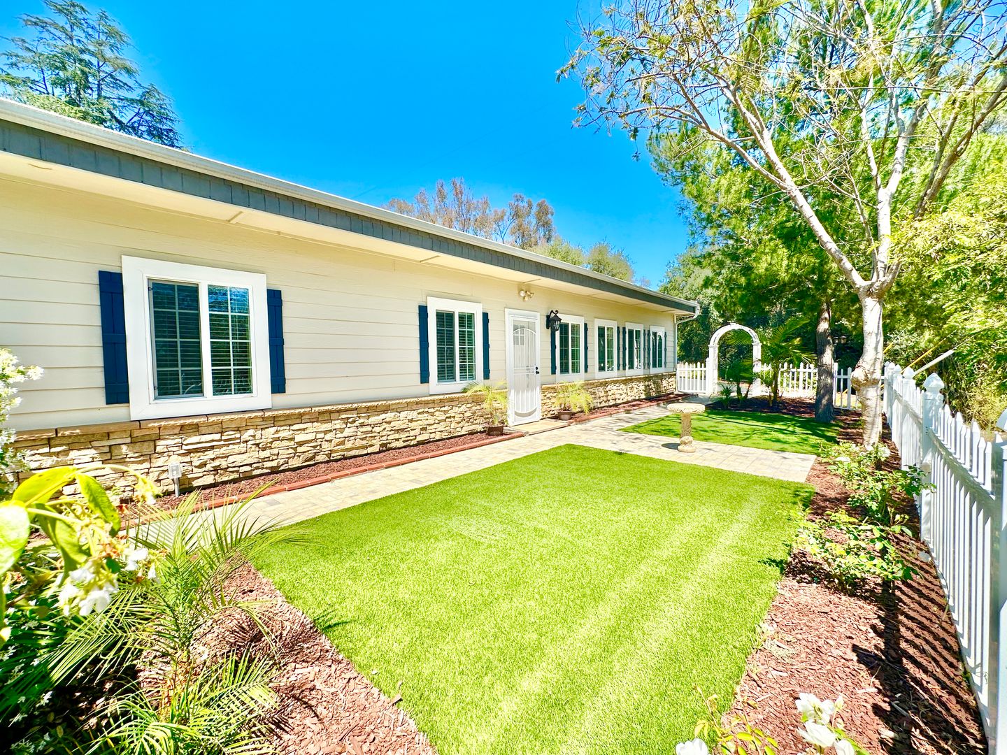 Fallbrook House: 2655 South Mission Road