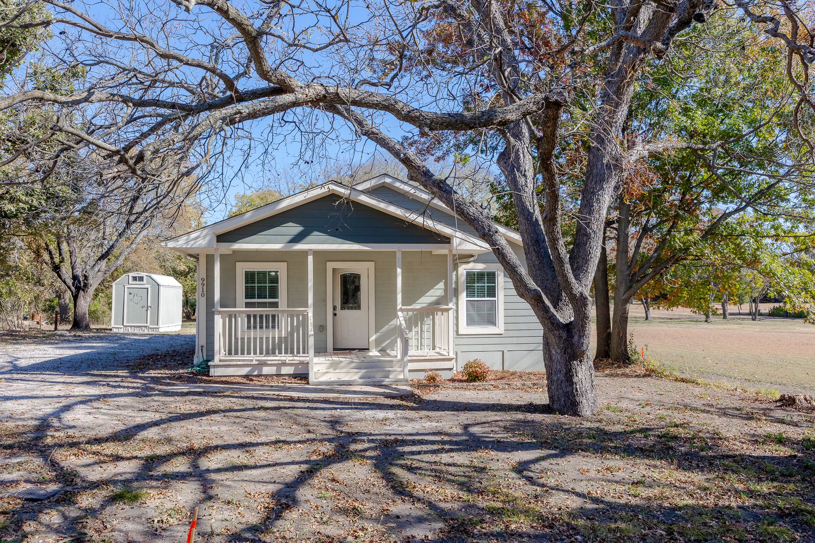 Rowlett House: 9910 Dalrock Rd