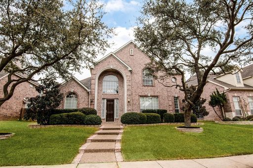 Beautifully maintained home in exemplary Frisco ISD! This 4-bedroom, 3.5-bath home features a 3-car garage and numerous. – photo 1