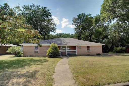 Welcome to this charming 3-bedroom, 2-bathroom home situated on a spacious lot in a convenient location with special rent reduction at 24,95$ – photo 1