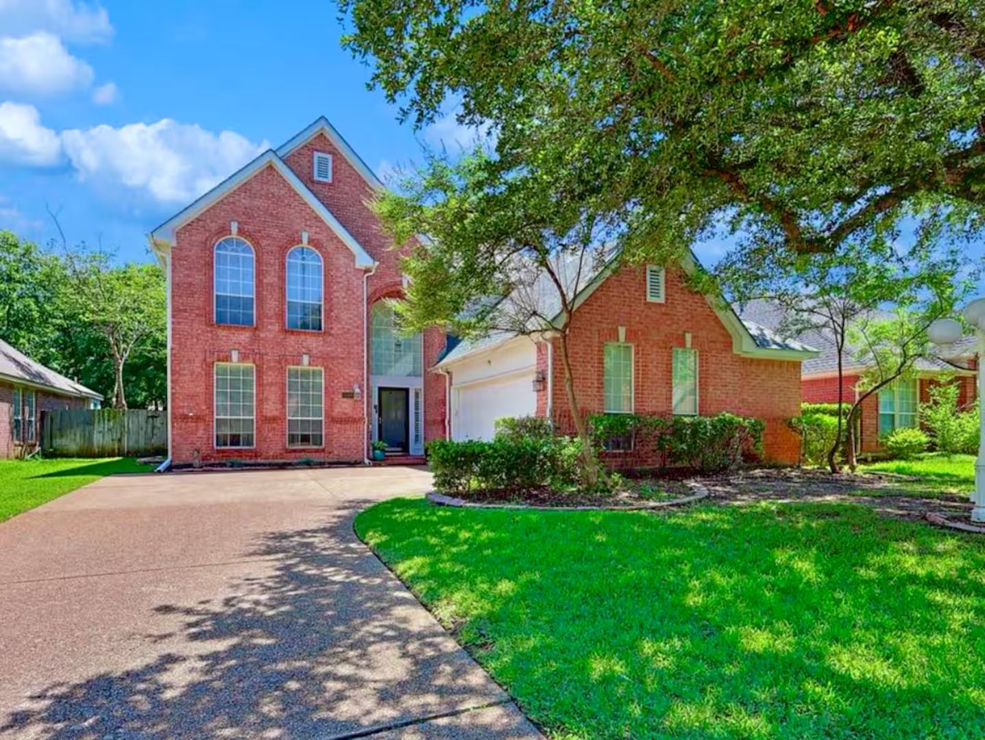 Arlington House: 2106 Hunter Place Lane