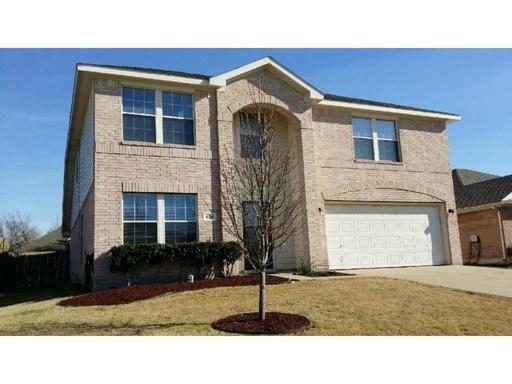 Beautiful home with spacious open floor plan. Great for entertaining. Family kitchen overlooking the family room.