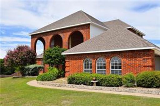 Custom-Built Home with Spacious Living Areas & Pool – photo 1
