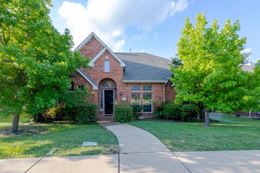 Welcome to this charming single-family home featuring 4 spacious bedrooms and 2 well-appointed bathrooms. – photo 1