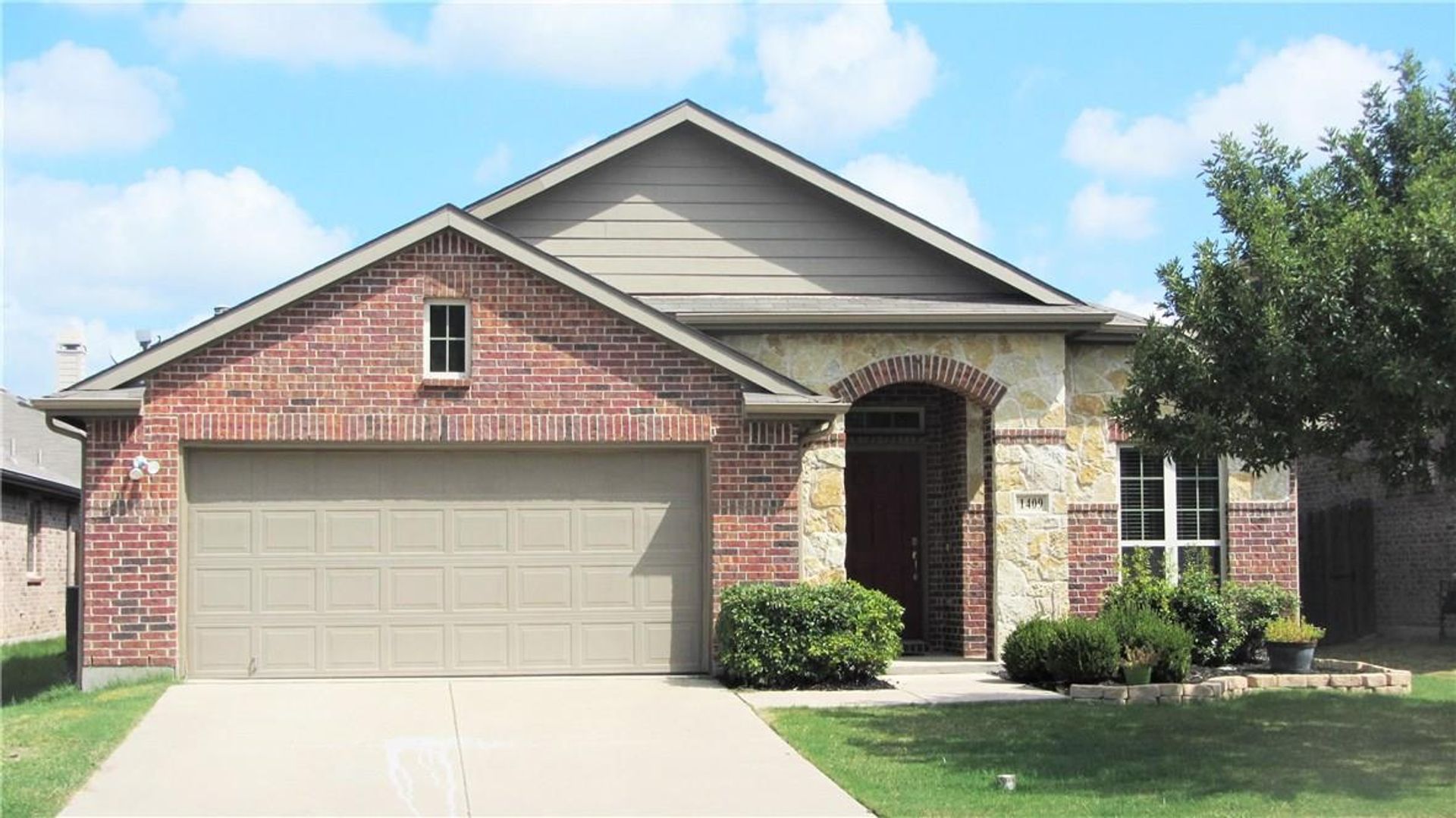 Little Elm House: 1409 Rosson Rd