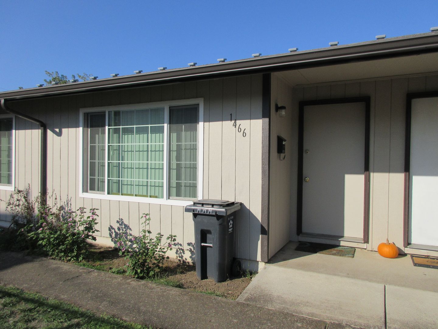 Salem House: 1466 4th St. NE