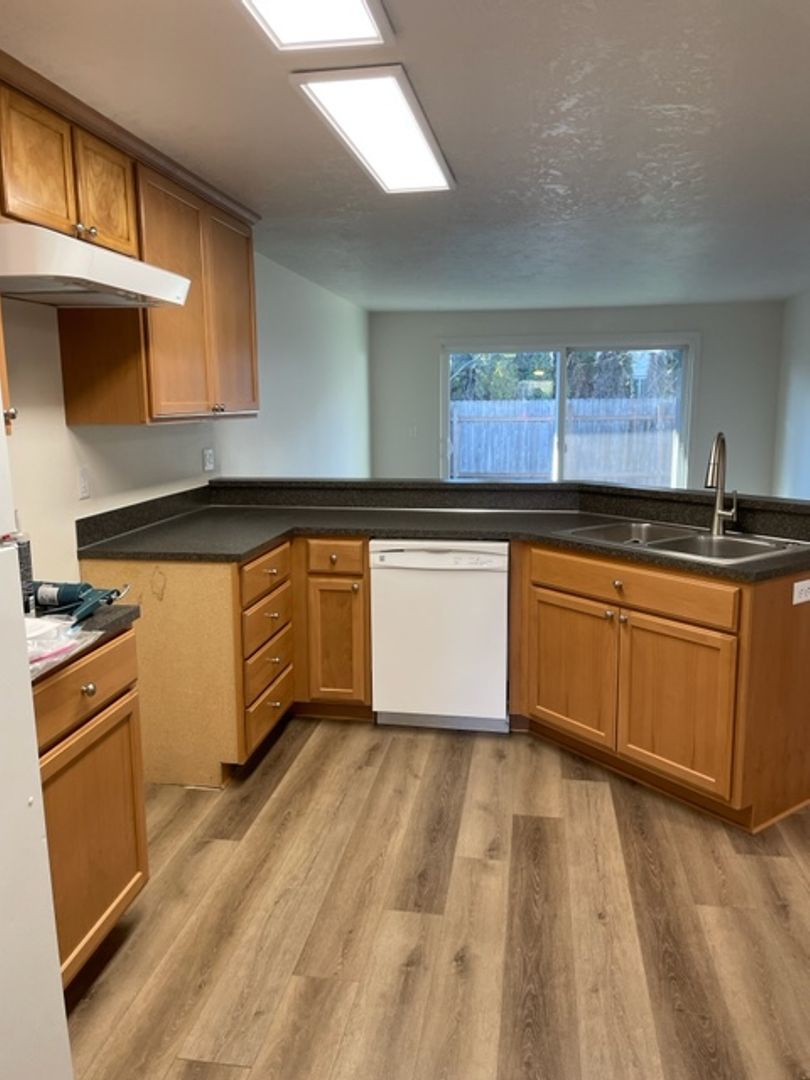 Salem House: 1045 Raffon Ct SE