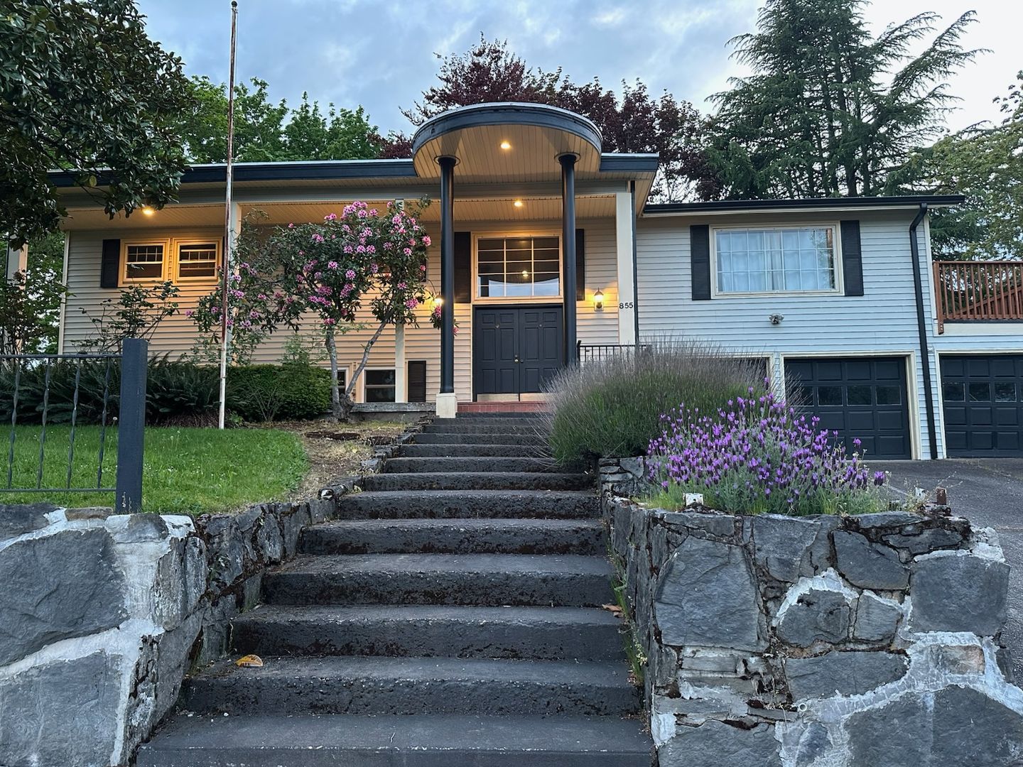 Salem House: 855 -22nd Ave NW