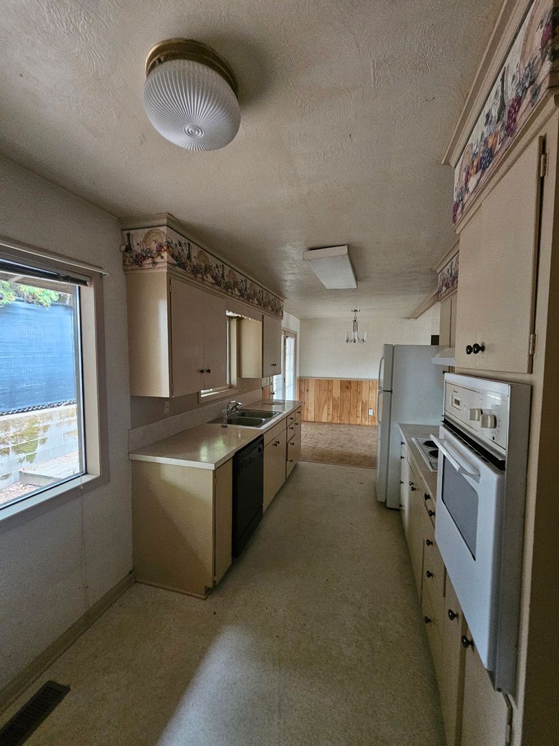Keizer House: 669 Arleta
